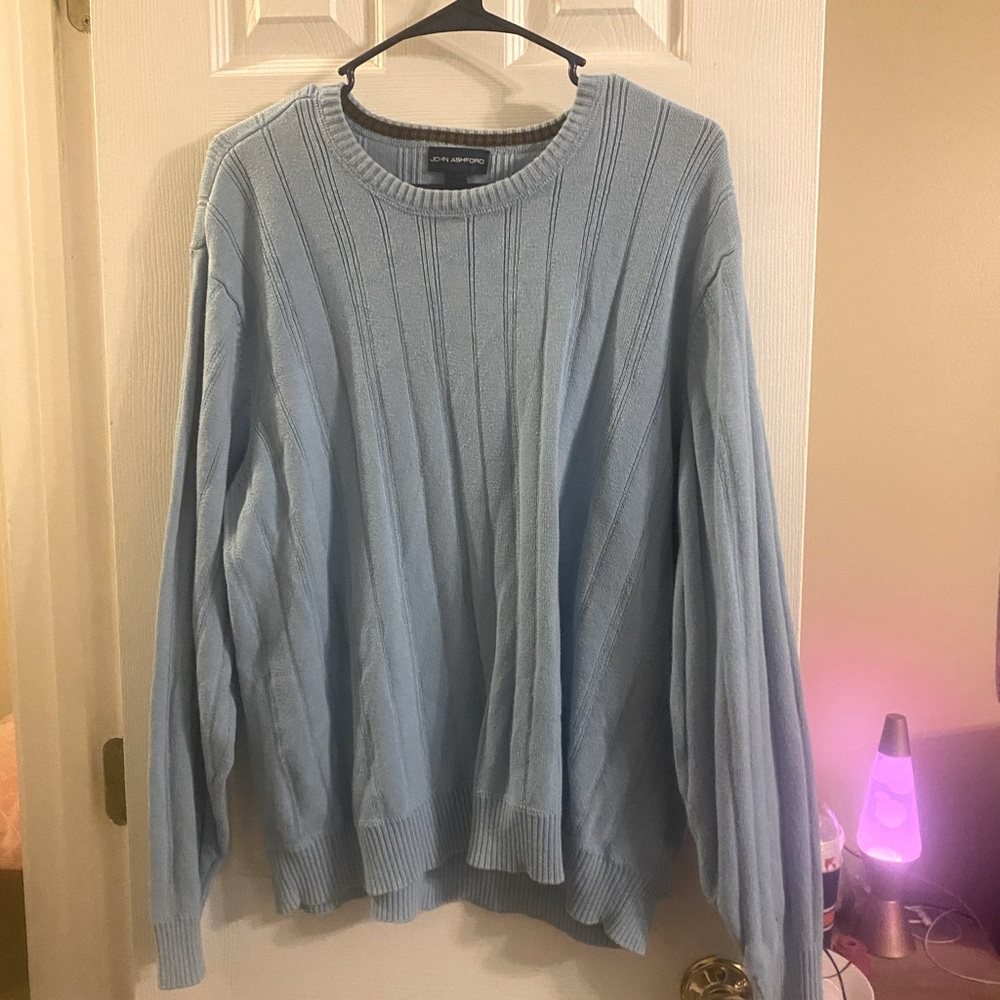 Men’s sweater size L.